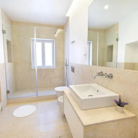 Lovelystay - Luxury Oasis In Bairro Alto Apartment